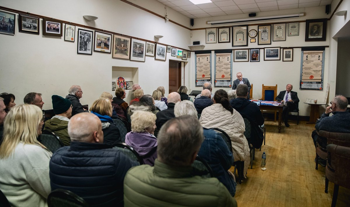 The first picture shows the strength of support for the Irish language The second photo shows the strength of support for anti Irish language, anti Irish culture speeches from Jamie & Jim As the kids would say... Read the room lads !