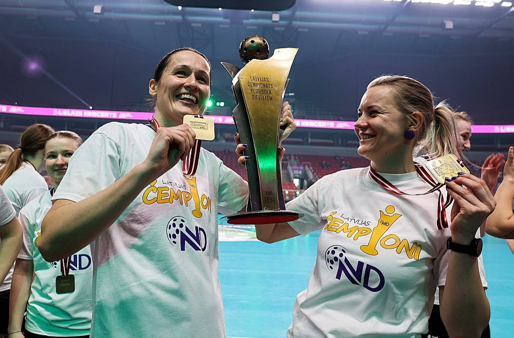 Pirmo reizi par Latvijas sieviešu florbola čempionāta uzvarētājām viņnedēļ "Arēnā Rīga" kļuva "NND/RJTC" florbolistes, no troņa gāžot iepriekšējo deviņu gadu čempioni Kocēnu "Rubeni". lasi.lv/par-svarigo/sp…