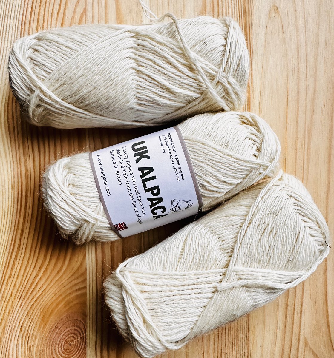 You can choose from various weights of wool when you order from me, including UK Alpaca.

The different weights give varying thickness of fabric, so there’s one for every season & individual.

#britishwool #handwoventextiles #mhhsbd #artisanmade #purefibres
