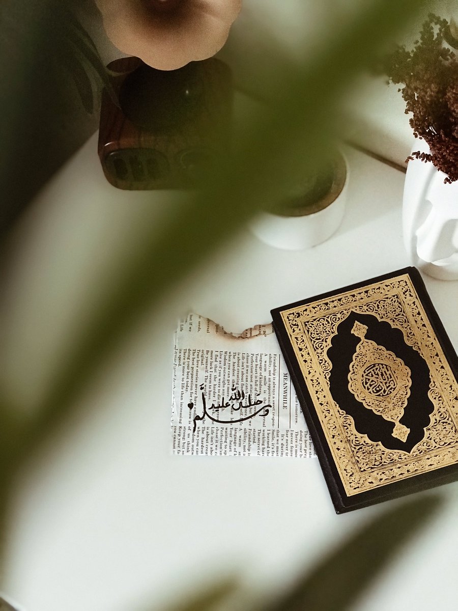 الصلوات على النبي تكفُل استجابَة كل ما خُفي في صدرك .
- اللهُــم صل وسلم وبارك على نبينا םבםב ﷺ ♥ .