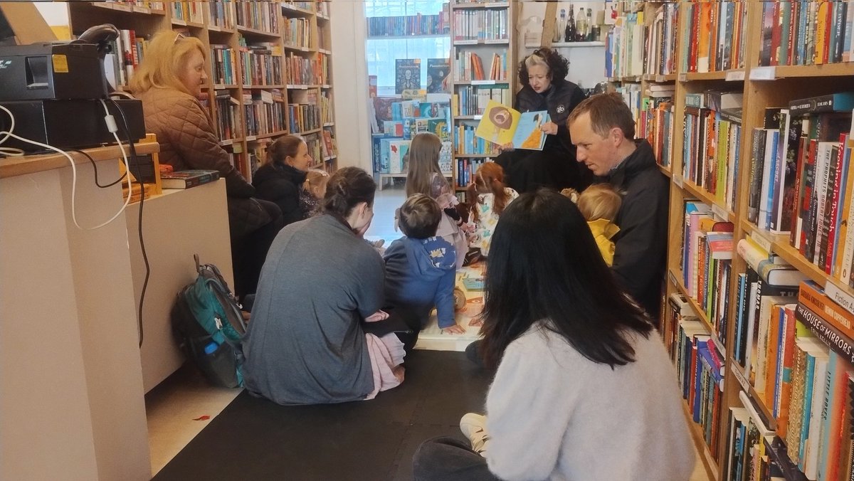 It's Friday, the sun has come out to play, and we have Storytime!!! Under Fives Storytime is free, and takes place each Thursday and Friday from 9.30 #Bruntsfield #Edinburgh #Edimbourg #books #livres #ChildrensBooks #LivresJeunesse