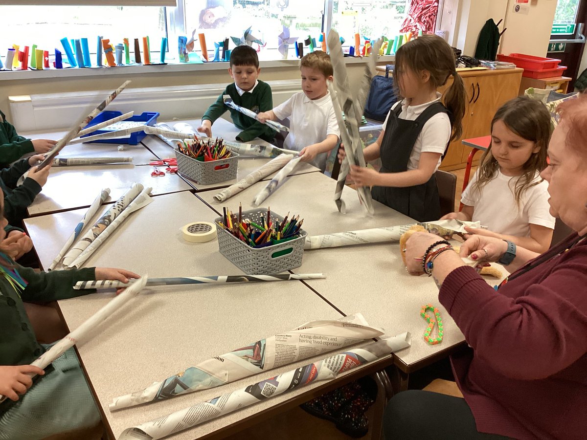 staidansbks1's tweet photo. Year 1 have worked together in Art to begin creating a paper sculpture of a spider #staidansbART https://t.co/qsLGsieu5Z