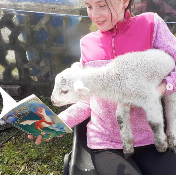 Some early readers of @roaringreads debut #chapterbook clearly LOVING #RoryAndTheSnackDragons. You can pre-order your own copy NOW! uk.bookshop.org/a/97/978173919… Fabulous illustrations by @GiuliaCregut