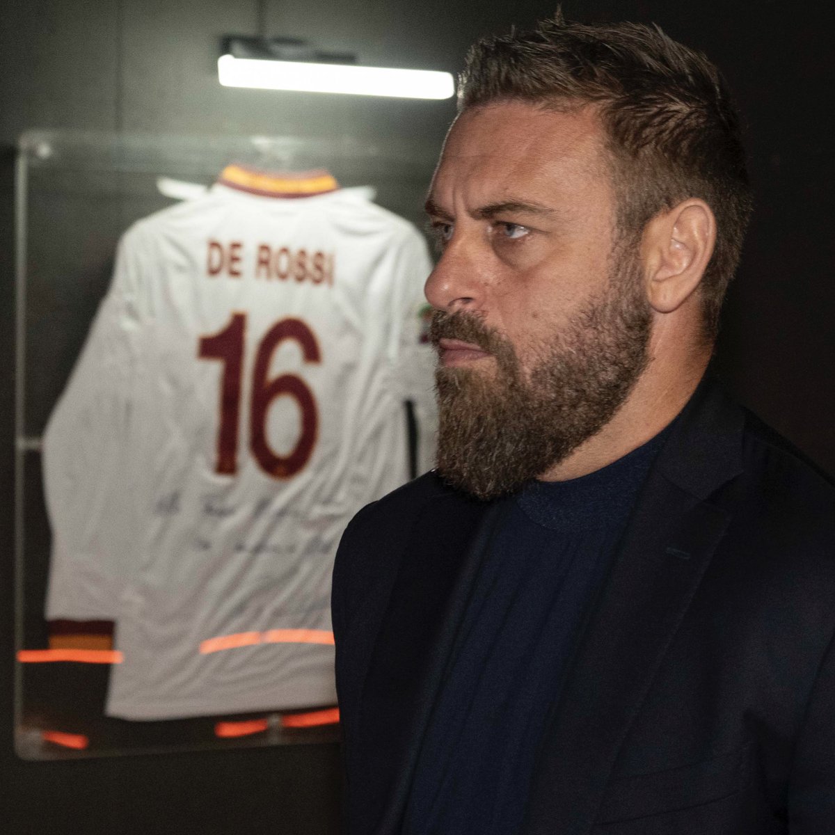 Info_SerieA's tweet photo. DE ROSSI: DIAM PERPANJANG KONTRAK, BERGERAK PULANGIN SI BOTAK

AS Roma sukses membuat Milanisti mereguk anti-depresan lagi. Coba cek ajah FP FP milan yg rame, kebanyakan setelah drawing komennya: "Lolos ini, roma ga pernah menang lawan milan", "Drawing menguntungkan, ketemu leverkusen nih di semi", "Bisa nih rematch Liverpool vs Milan di final" dsb 🤭

Berharap membalikkan keadaan, AC Milan harus menerima factos bahwa La Keplak & La Joya sudah ditakdirkan untuk mencetak gol di Olimpico, memperlebar agregat di leg ke 2 ini dan juga bikin babak belur bolak balik.

Situasi sedikit berubah di menit 30an. Zeki Celik dihadiahi red card, karena dengan ceroboh melanggar Leao yang unggul sprint walau tidak terlalu berbahaya. Sedikit kontroversial karena kartu kuning mungkin lebih masuk akal. Namun, Roma di match itu memang skenarionya di-nerf, karena jika main 11 orang nampaknya jalannya pertandingan akan tidak imbang.

Selain voucher espulso, Giroud sempat buat deg2an tuan rumah karena minta voucher handball Smalling. Tapi ya namanya belom rejeki, saat dicek VAR ya ga dikabulin (wong kena tangan dia duluan juga wkwkw)

Lawan 10 orang, AC Milan terlihat seperti tim papan atas dengan kemampuan terbatas. Bingung. Nyerang dari sayap kiri terus kayak komunis. Sekalinya mau jadi fasis main sayap kanan, produknya cuma goal kick atau throw in.

Ya namanya Milan yah, kalo lawannya kartu merah, ada aja golnya. Gabbia memperkecil keadaan dengan tandukannya. Namun sayang, udah telat. Basi, madingnya udah siap terbit.

MOTM versi kami? El Shaarawy. Udah umur 31 tahun (ngerasa tua ga?), tapi sukses main defense offense dengan baik. Coba aja tanya Theo kalo ga percaya.

AS Roma sukses menjalankan amanah sebagai penggendong koefisien liga, selalu lolos ke 4 semifinal kompetisi eropa berturut-turut. 5 semifinal malah dalam 6 tahun. Bersama Atalanta & Fiorentina, menghadiahkan 5 spot UCL untuk Italia.

Pioli dan AC Milannya? Soal permainan memang mereka kalah, tapi soal kalah merekalah pemenangnya.

Saya admin info_seriea, pamit undur diri.