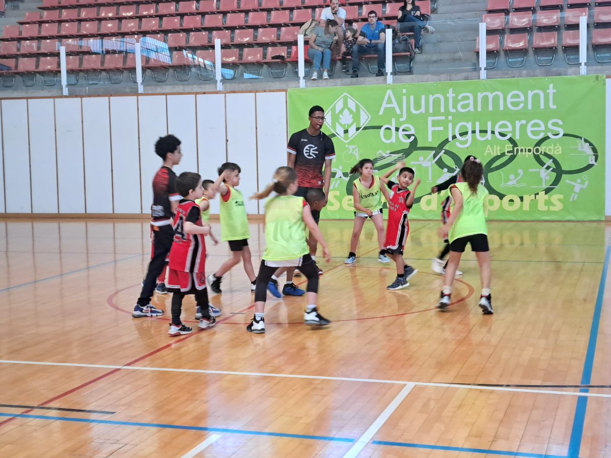 BC__Torroella's tweet photo. 🔴⚫ 
🏀🏀🏀
#SomTorroella 
#SomEsport 
@AjTorroella 
#GPSupermercats https://t.co/OhRIEkjHvb