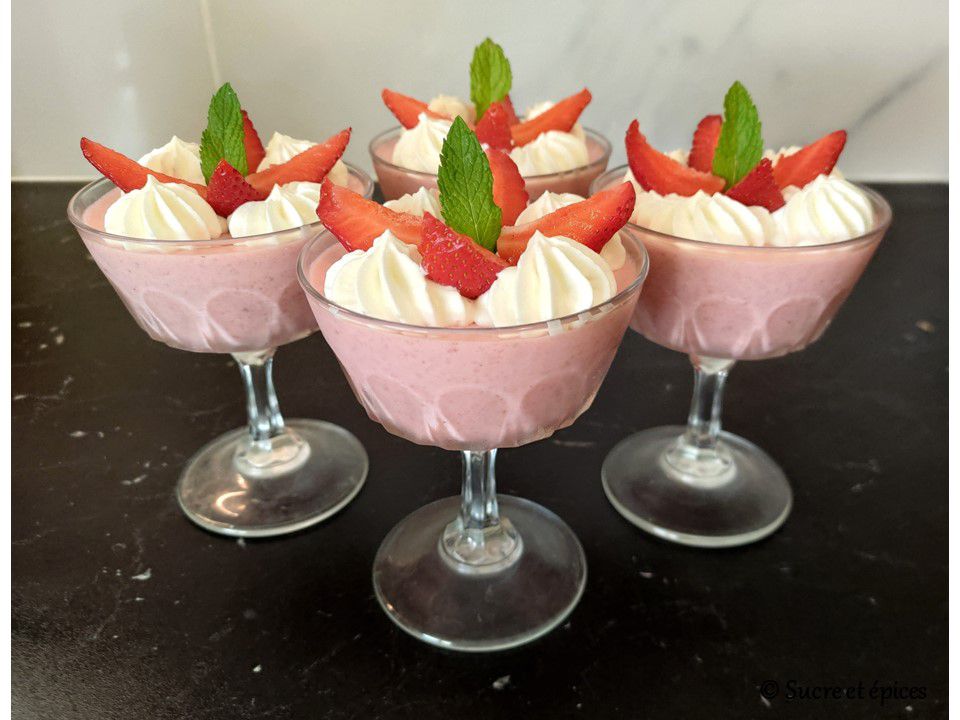 Verrines de mousse à la fraise - Recette en vidéo - youtube.com/watch?v=nN5gR0… - #Food - #Foodies - #foodblogger - #yummy - #miam - #homemade - #recipeblog - #cuisine - #gourmet - #mousse - #fraises - #strawberry - #recipe - #recette - #dessert