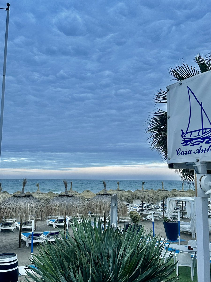 RestCasaAntonio's tweet photo. Arrancamos el día con el mar en estado puro.
#Torremolinos así también es precioso. 🌊🌊 https://t.co/lBiJOBXpv0