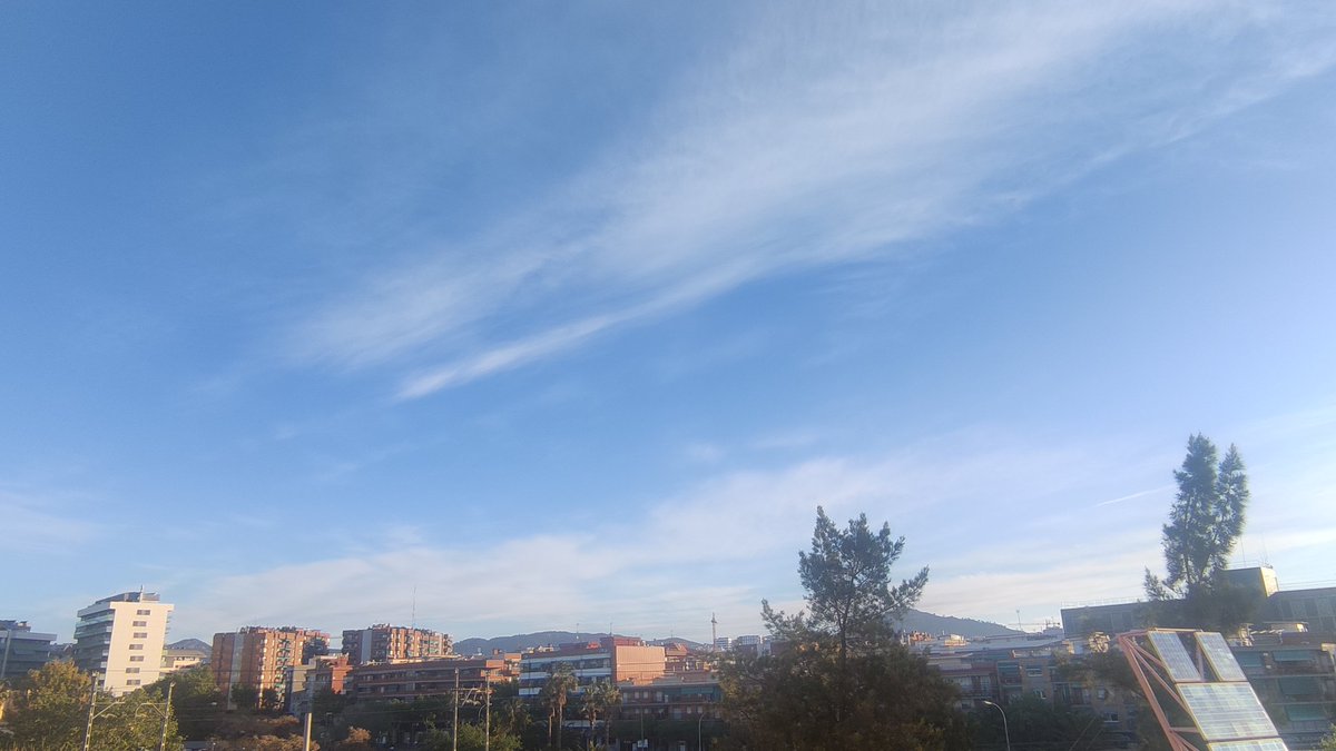 #Bondia. #Divendres 19/4/24. Estació meteorològica del #BarriCentre de #Cornellà. Dades actualitzades a les 7:20' hores: -T 10,7°C -HR 73% -Pressió 1023,7 hPa -#Gregal 2 km/h -T Mínima 9,8°C -T Màxima 12,7°C -Ratxa màxima #Vent del NNE. 11 km/h El cel a Cornellà, ara👇