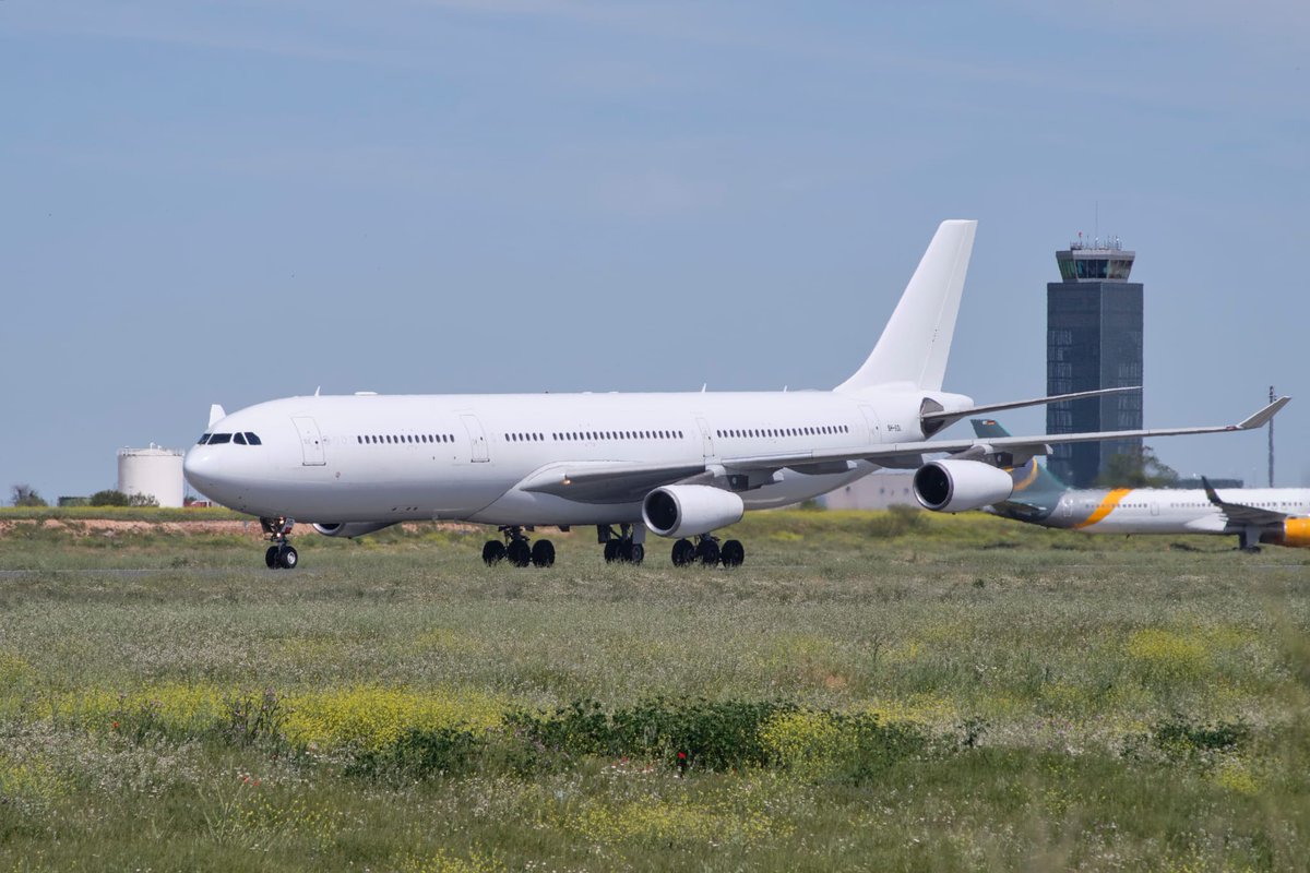 Llegada de un Airbus A340-300 de la compañía portuguesa HiFly al Aeropuerto de Ciudad Real ayer día 18. Además este mismo avión fue el primero de su modelo en aterrizar en la Antártida. Fotografías de <a href="/JorgeLeyFdez/">Jorge Ley</a>.