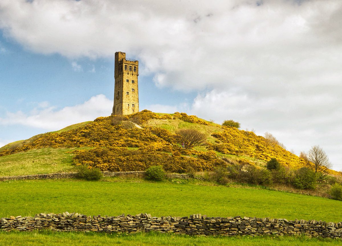 Huddersfield’s iconic Jubilee Tower at Castle Hill, West Yorkshire.

#yorkshirephotos #peakdistrictphotos #pennines #millstonegrit #northernengland #dunfordbridge #landscapeimages #countrysidephotos #photooftheday @yorkshire_ip @stormhour @HolmfirthARTS @countryfilemag