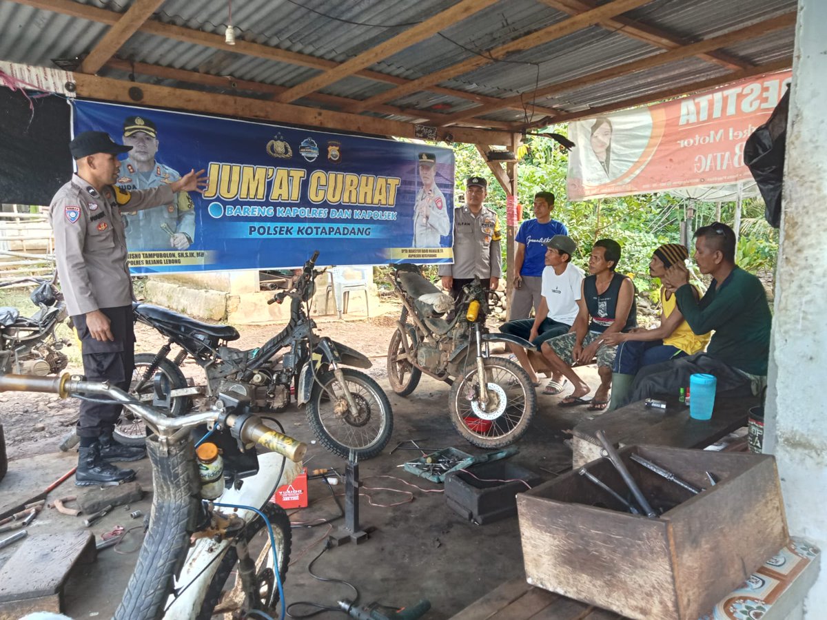 Polsek Kotapadang Polres Rejang Lebong Polda Bengkulu melaksanakan kegiatan Jumat curhat dengan warga Desa Durianmas Kec. Kotapadang.

Kapolsek Kotapadang AKP MANSYUR DAUD MANALU, SH Bersama Bhabinkamtibmas Polsek Kotapadang melaksanakan Kegiatan Jumat Curhat Jum'at (19/04/2024).