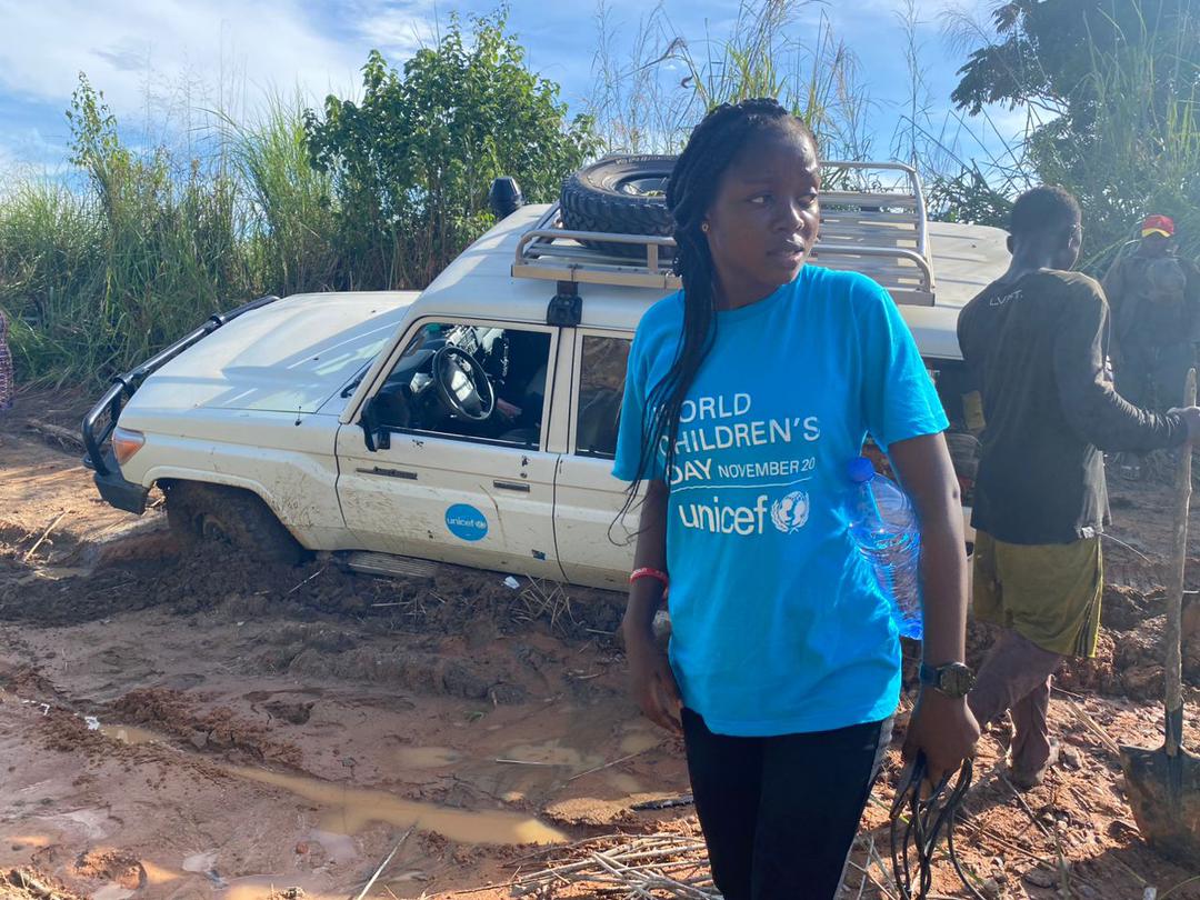 Être @UNVolunteers avec l'UNICEF, c'est aussi ça ! Engagés #PourChaqueEnfant, ils surmontent les défis pour accomplir leur mission. Comme Prisca qui part suivre des travaux de forage solaire dans plusieurs structures de santé dans une zone éloignée du Kasaï. 🌍☀️💧 @UNV_ROWCA