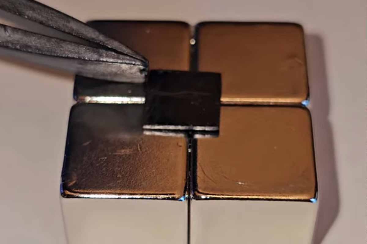 NeozOne's tweet image. Supraconducteur : ce matériaux défi la gravité en flottant dans le vide par lévitation diamagnétique #gravitation #lévitation #supraconductivité

neozone.org/?p=223973