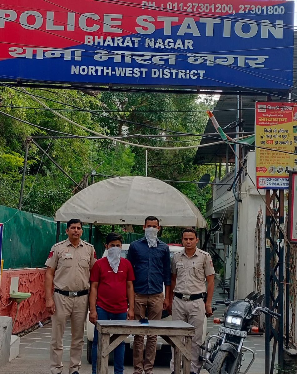 An active & desperate snatcher apprehended by staff of PS Bharat Nagar.👮🏻‍♂️👮🏻 1 snatched mobile phone and a motorcycle used in commission of the crime were recovered.🫡 Additionally, the receiver of snatched mobile phones was also nabbed. #DelhiPoliceUpdates🇮🇳