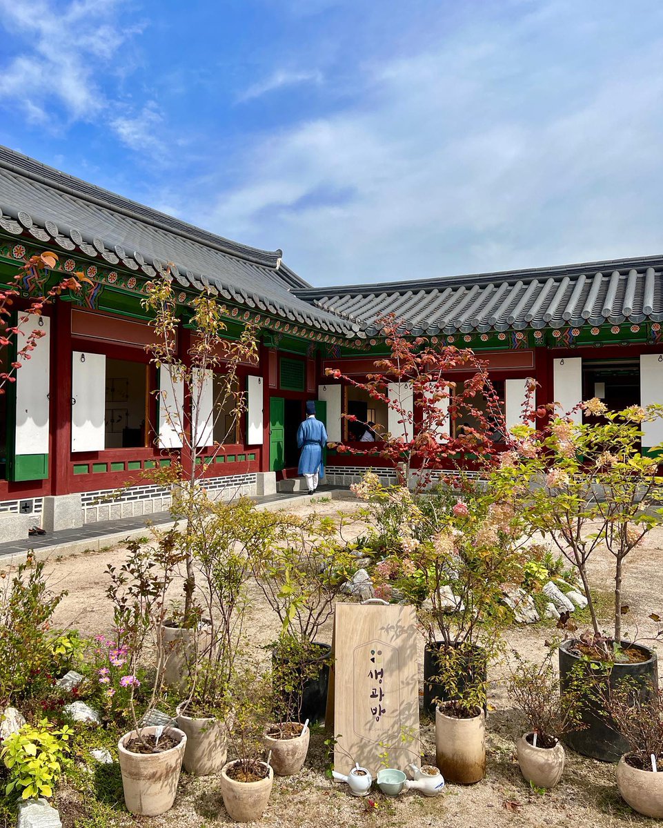 En el Palacio Gyeongbokgung existe un programa llamado #Saengwabang que ofrece refrigerios que tomaban los reyes de la dinastía Joseon 🍵🌼

🤍Te dejamos el enlace para reservar: 
ticketlink.co.kr/product/49400

📸 im_seoul_, thesu_woori
