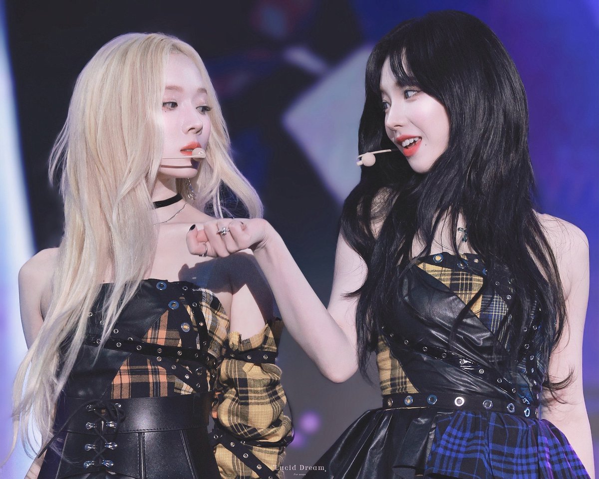 eveon_kwk's tweet photo. 얘는,,,,,,,,,,,무슨 언니 입술만 쳐다보냐 https://t.co/QpjA4dtEIV