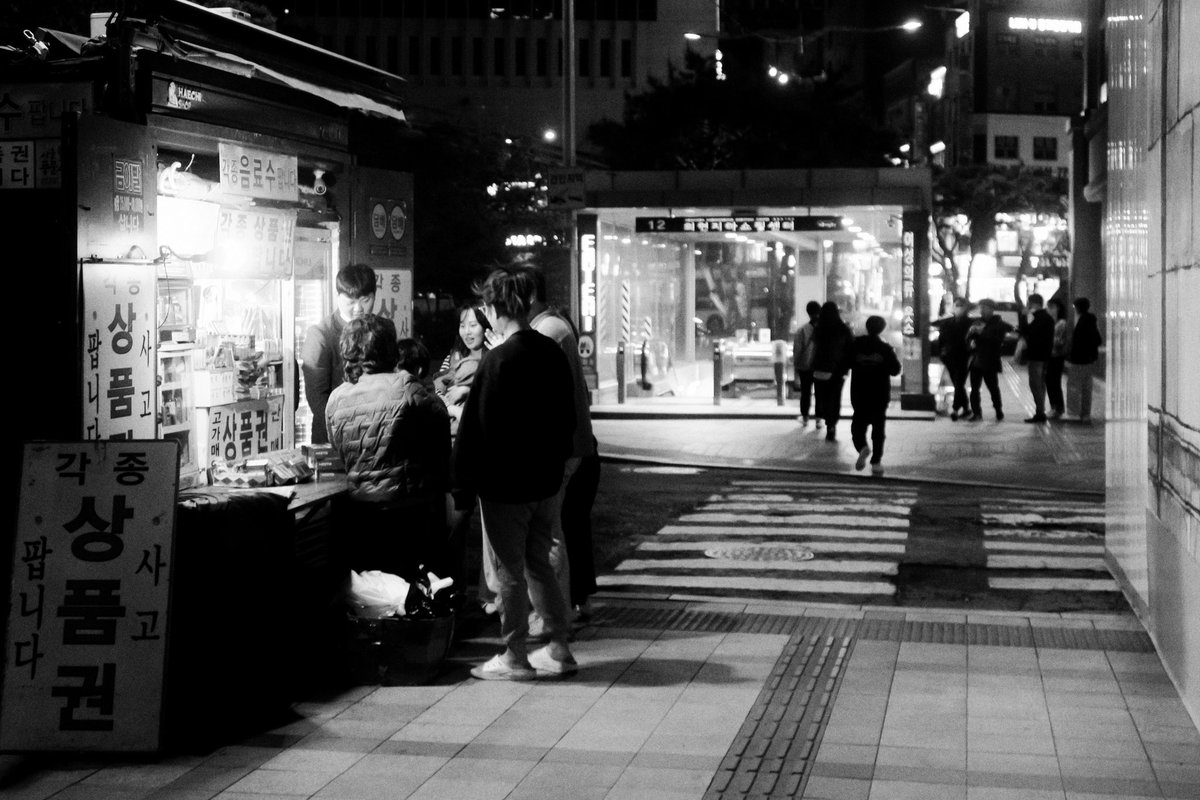 Seoul    .
.
.
#bnw #street #photography #photographiederue #streetphoto #streetphotography #photoderue #streetlife #urbanphotography #urbanphoto #blackandwhite #noiretblanc #blackandwhitephotography #photonoiretblanc #monochrome #spfyourshot #voidtokyo