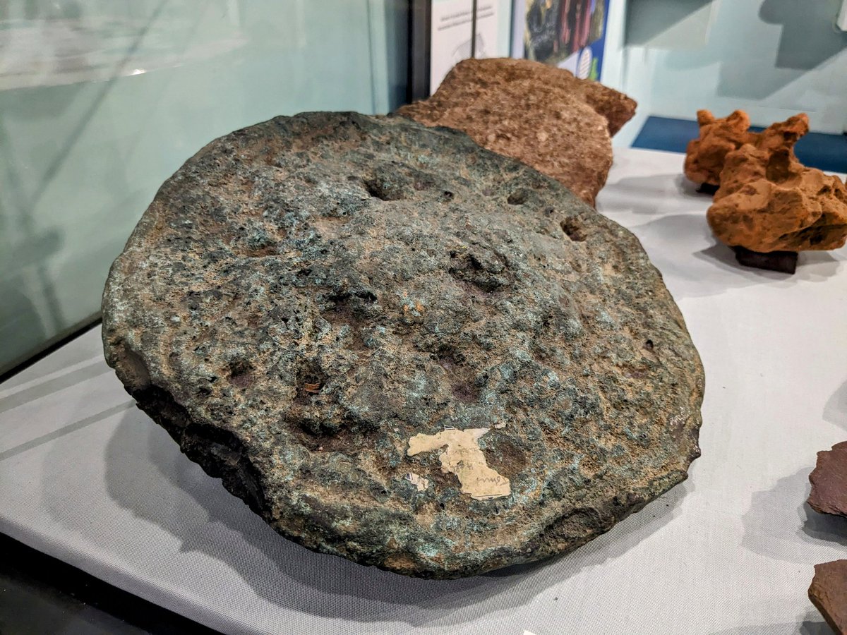 #FindsFriday So - did the Romans invade Ynys Môn/Anglesey because of Druids 🧙 or.... ..the immense copper wealth of Parys Mountain? 🤔 Probably both.. Hefty Roman copper ingot from coastal Aberffraw, on display in the excellent Oriel Ynys Môn. 📷 My own, last week