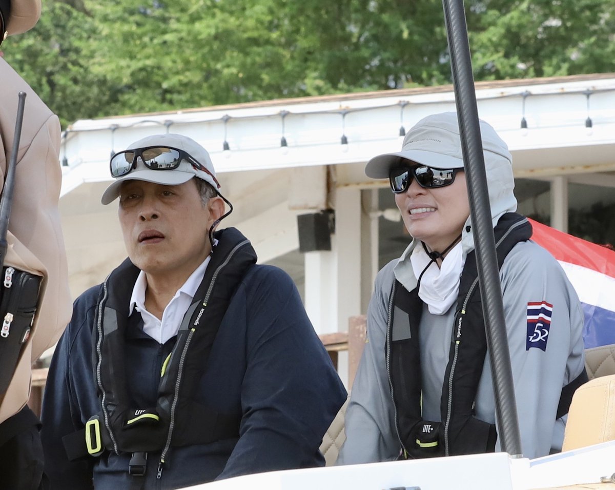 🇹🇭
#Thailand’s King Vajiralongkorn and Queen Suthida attended the Sailing Competition celebrating The King’s 6th cycle birthday anniversary. The Queen also participated the sailing across the gulf from Cha-am Beach #Phetchaburi to Toey Ngam Beach Sattahip #Chonburi.

📸 Thai…