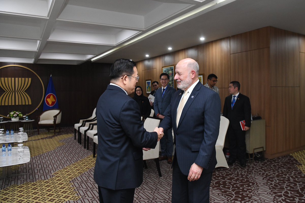 SecGen of ASEAN Dr Kao Kim Hourn today met with Under Secretary of Commerce for Oceans and Atmosphere and National Oceanic and Atmospheric Administration (NOAA) Administrator of the United States Dr Richard W. Spinrad, at the ASEAN Headquarters.