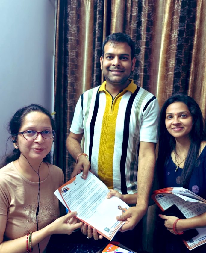 Pan1Piyush's tweet photo. आज निराला एस्पायर सोसाइटी के विभिन्न टावर में मित्र-मंडली के सहयोग से आदरणीय @dr_maheshsharma जी का निवेदन पत्र निवासियों के घर पहुँचाया और ऐतिहासिक वोटों से जीत दर्ज कराने हेतु निवेदन किया
#Abki_baar_400_paar 
@eyedocpal @sandhya_jha @jitendra4sharma @IAshishGBN @SandeepBjpGBN https://t.co/AAfEU1KWcW