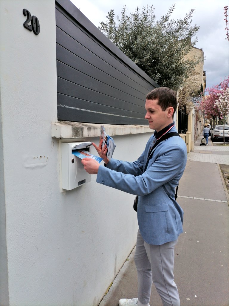 Les @jeunesbardella du @RNJ94_off en boîtage au quartier des Laitières à #Vincennes. 🇫🇷📨

#circo9406 #RN94 #RNJ94 #VivementLe9Juin #AvecBardella #Europeennes2024