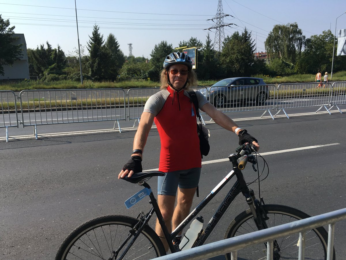MacWyznawca's tweet photo. Może jak przyjdzie zwrot podatku, to na remont napędu w mojej #Damka #rower wystarczy. Nie zmieniałem nawet łańcucha już z 3 lata. Jak się ściga tylko do Biedry, a nie w rajdach, to się mniej dba 😉
A było tak pięknie, kwiaty, wywiady 🤣 https://t.co/ZgtxXlPKvn