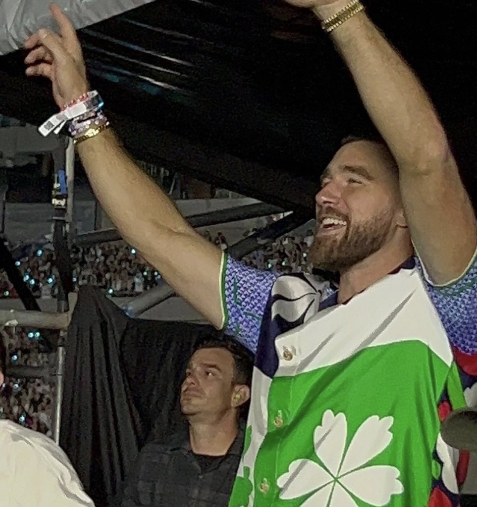 stepyoutake's tweet image. travis kelce listening to so high school