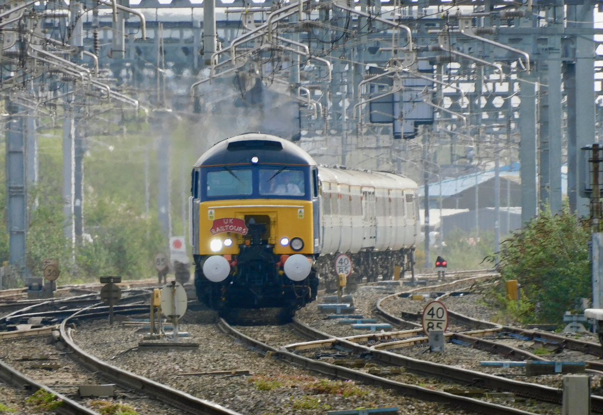 #FrontEndFriday and another shot of last weeks 1Z52 London Paddington to Haverfordwest first leg of UK Railtours ‘The Harbourmaster’ with 57303 approaching Swindon