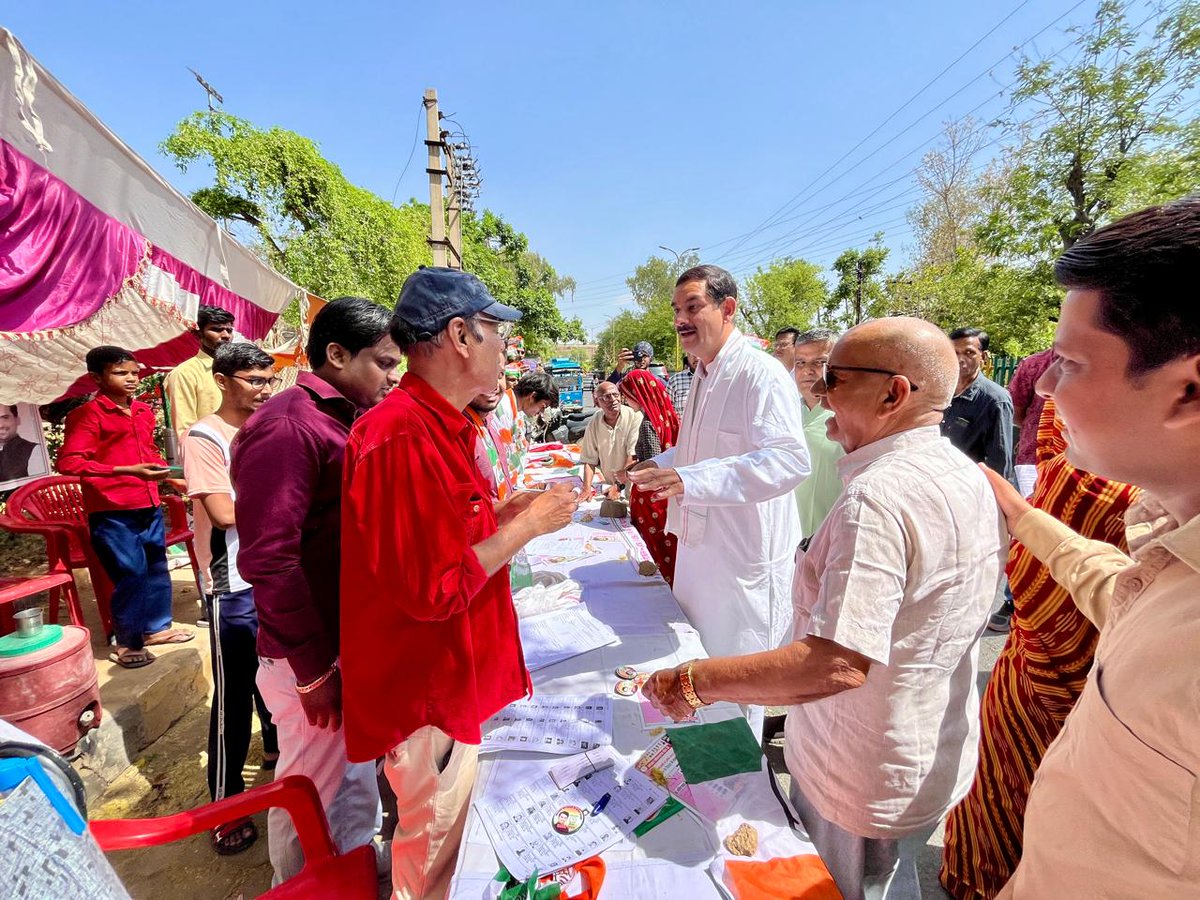 आज परिवार सहित अलवर में मतदान किया, आप सभी से भी निवेदन है की लोकतंत्र के इस महापर्व में भागिदार बने, मतदान अवशय करे !