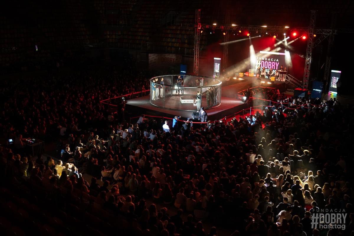 Koncert? Nie - to Akcja RELacja HejtMMA! Z fundacją DOBRYhasztag już po raz 3 (po Krakowie i Mielcu) tym razem Częstochowie działamy, by walczyć z hejtem w życiu i sieci. 💪Ogromne wyzwanie, by trafić do młodzieży. Nie można tylko mówić do młodych, trzeba mówić ich „językiem”!