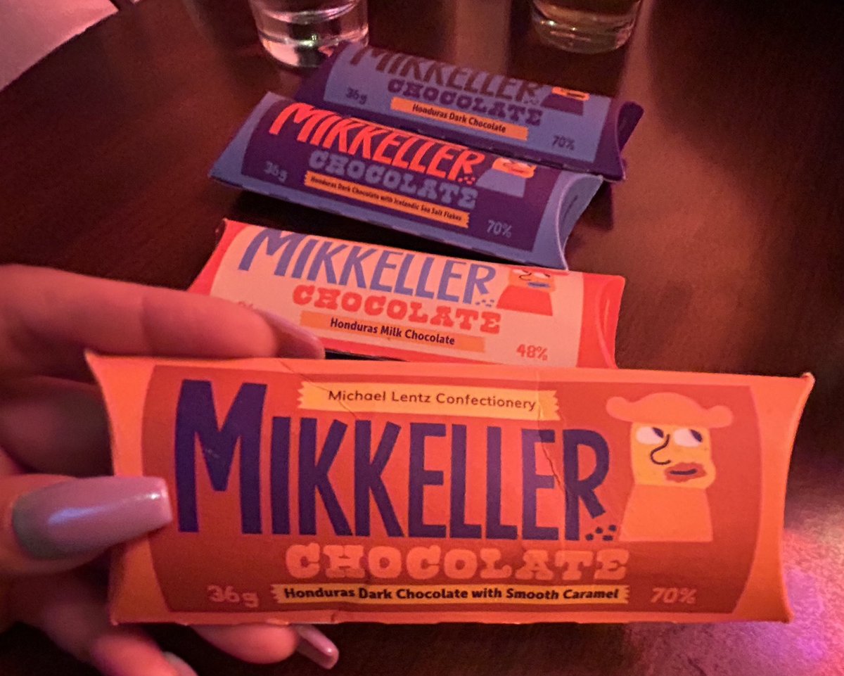 “Chocolates” horrendos y con defectos y TODOS los de Mikkeer . 
Me lleva la chingada . 

Cacao quemado ,chocolate sobre procesado,envoltura de sucedáneo de afuera de metro portales

Hace mucho q no probaba chocolates tan malos. 💔🍫🇩🇰🇭🇳

Quédate con la cerveza…