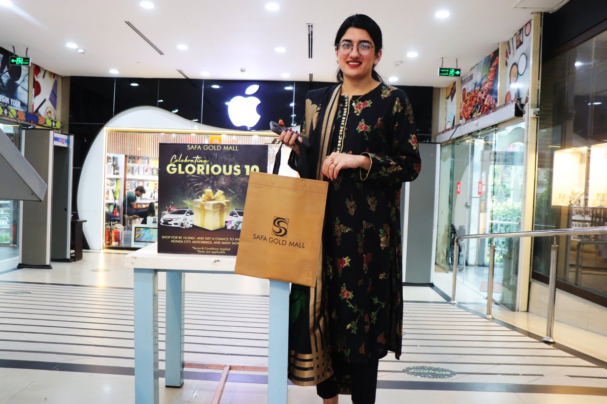 Congratulations to Saman Zeb, our Day 6 lucky draw winner, receiving gifts sponsored by Safa Gold Mall, Hunza Gen, and MJ Jewelry! 🎉

#safagoldmall #safagold #chandraat #mehndinight #celebration #10yearscelebration #luckydrawwinner