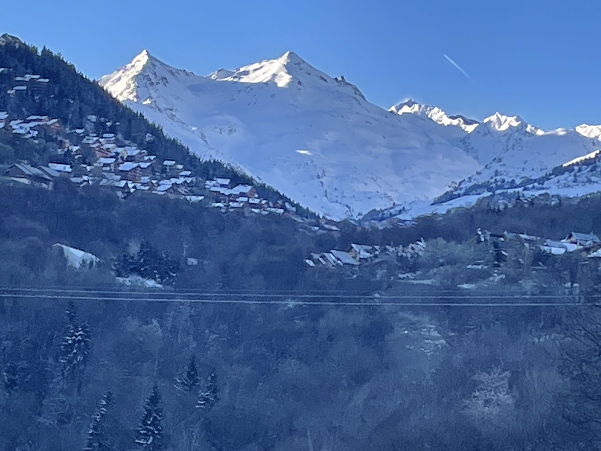 What a beautiful morning. Great snow, very cold 8 o’clock in the morning, not a cloud in the sky.! wonderful MERIBEL end of season skiing