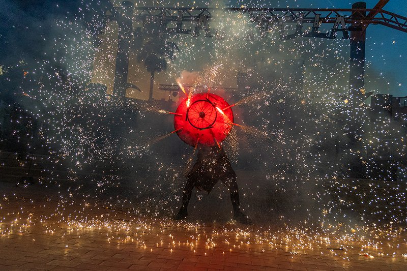 Colla Vella de Diables: quaranta anys ballant el foc

El passat dissabte 13 d’abril la <a href="/CollaDiables/">Colla Vella Diables</a> va celebrar el seu 40è aniversari. 

➡️ Vam poder parlar amb persones fundadores i membres actuals de la colla. 

Llegeix aquí 🧐 infograma.cat/colla-vella-de…