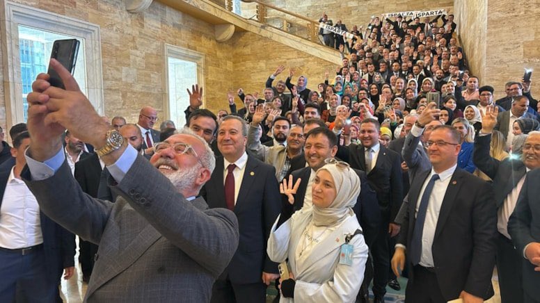 Günaydın ulkemin yerel halkı AKP Grup Başkanvekili Bahadır Yenişehirlioğlu, Meclis’te ziyaretine gelenlerle çektirdiği fotoğrafta kolundaki 562 bin liralık saatin görüldüğünü fark edince paylaşımını sildi Şimdi ben ne diyeyim de terörist bölücü vatan haini olmayayım bilemedim.