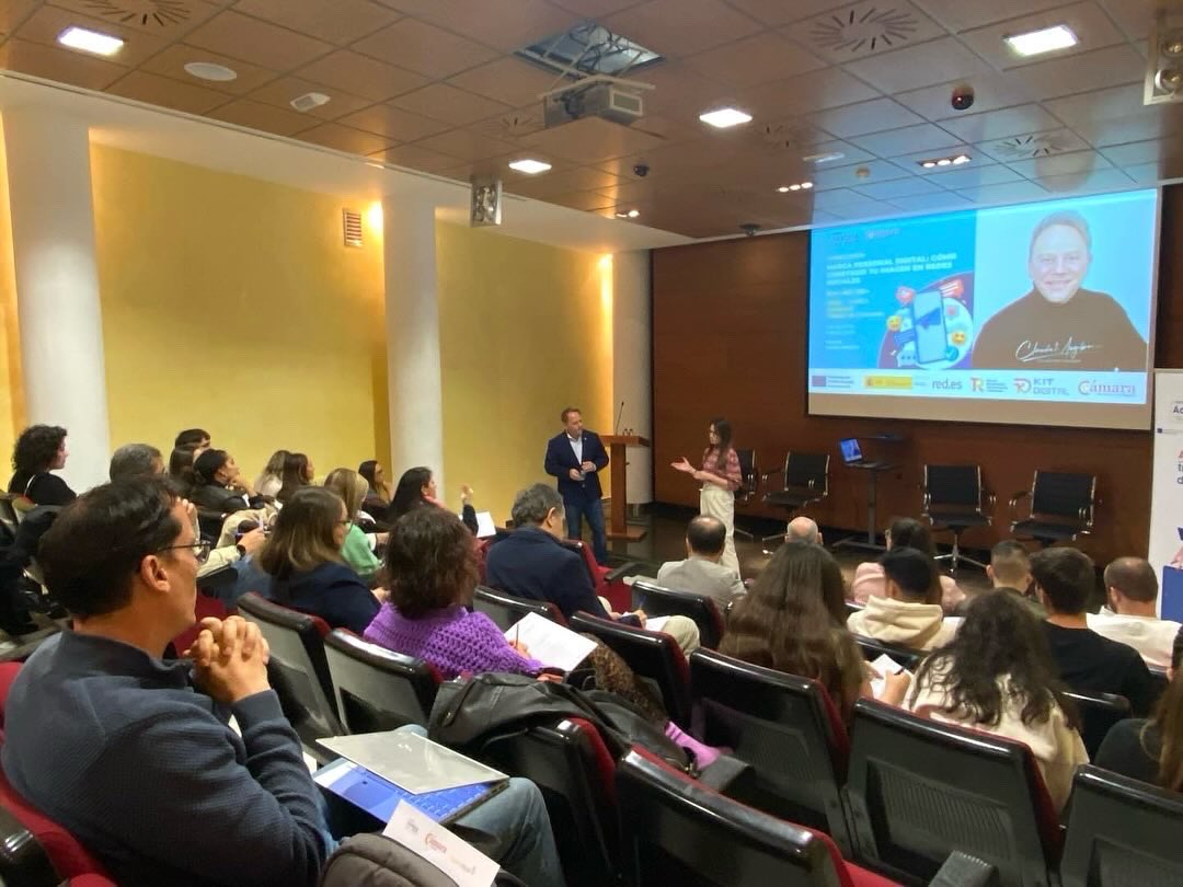 Encantado de impartir una vez más el taller ‘Marca personal digital: cómo construir tu imagen en redes sociales’, impulsado por la Oficina Acelera Pyme de la <a href="/camsalamanca/">Cámara de Salamanca</a> .  🙌🏻🙌🏻 ¡Gracias a todos los asistentes!  🚀 ¡Gente estupenda!

<a href="/redpuntoes/">Red.es</a> @acelerapyme <a href="/camarascomercio/">Cámara de España</a>