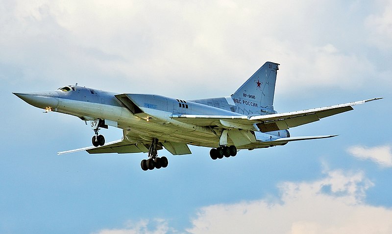 AmadeyMozart1's tweet photo. The armed forces of Ukraine shot down a Tu-22M3 strategic bomber. It happened 300 km from the front line. Such an event took place for the first time during the war. This type of aircraft can carry #nuclear weapons.👇

#Tu22M3 #RussiaLosing #Russianaviation https://t.co/4GMcKUtnKd