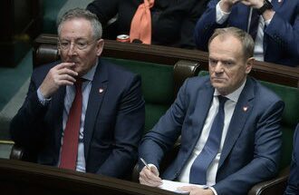 Szafarowicz2001's tweet photo. Fragment wywiadu z Bartłomiejem Sienkiewiczem, którego udzielił Klubowi Jagiellońskiemu w 2018r.

Kwintesencja filozofii myślenia kompradorskich i zakompleksionych „elit III RP”: 

„Polska zawsze będzie krajem peryferyjnym. W naszym interesie jest rezygnacja ze snów o podmiotowości. Tylko wówczas w spokoju będziemy mogli korzystać z dobrodziejstw naszego peryferyjnego położenia. Jesteśmy wewnętrzną gospodarką Niemiec, wywijanie szabelką to samobójstwo”

Bardzo proszę o RT - to ważna deklaracja obecnego członka rządu Donalda Tuska.