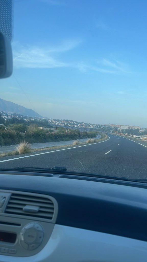 sofiamgUMA_'s tweet photo. El otro día haciendo una misión me di cuenta de que las líneas que delimitan y dividen la carretera en esta foto son curvas!!!🚙🚙🚙🚙
#geometriaplanauma #didgeometria3E https://t.co/zSkZh7XEYc
