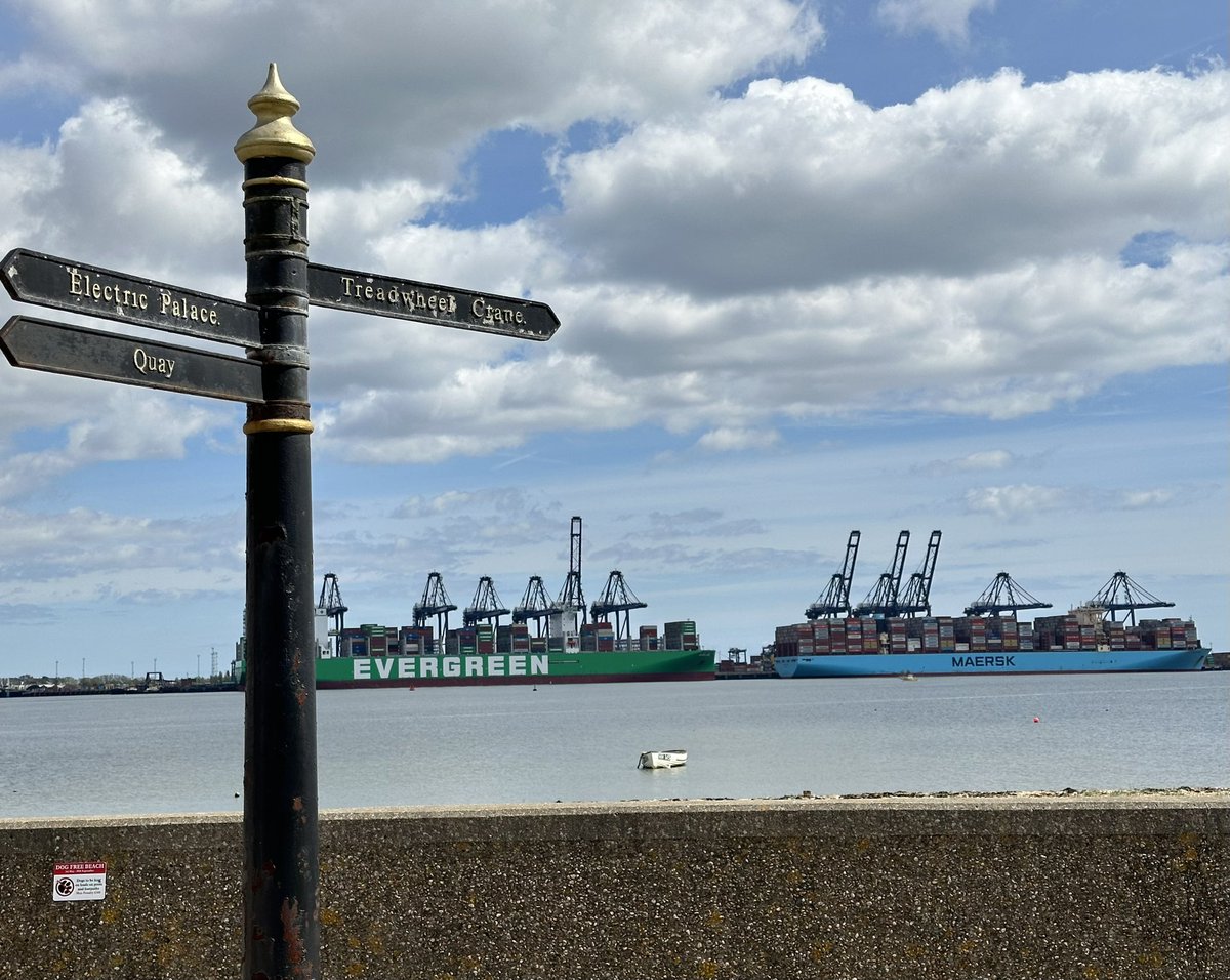 Lots of fingerposts in #harwich for #fingerpostfriday