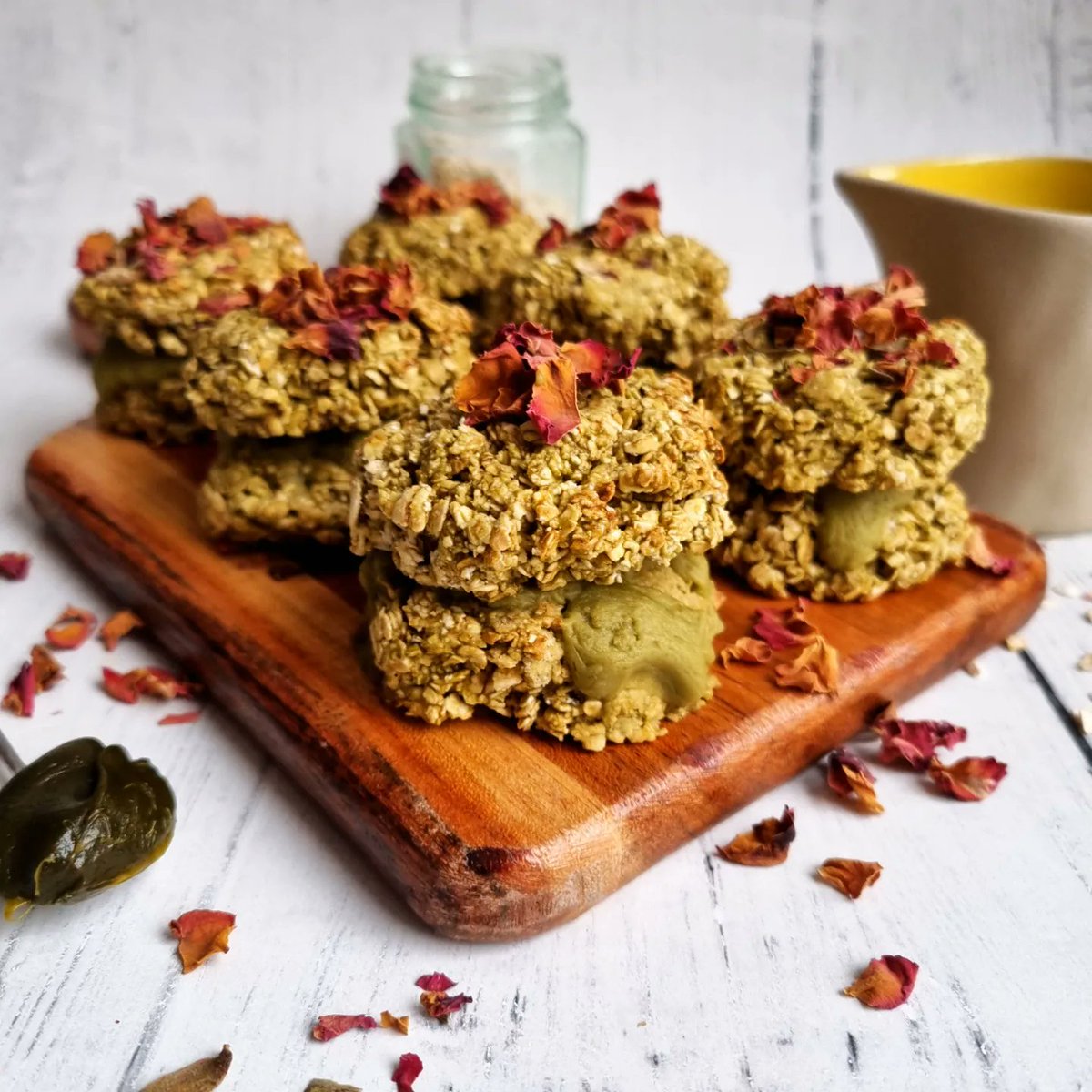 SpamellaB's tweet photo. The best kond of recipe for a Friday - MATCHA OAT SANDWICH COOKIES 🍪 💚🍪💚
https://t.co/t3W075FT78 https://t.co/YOne5Y6WQT