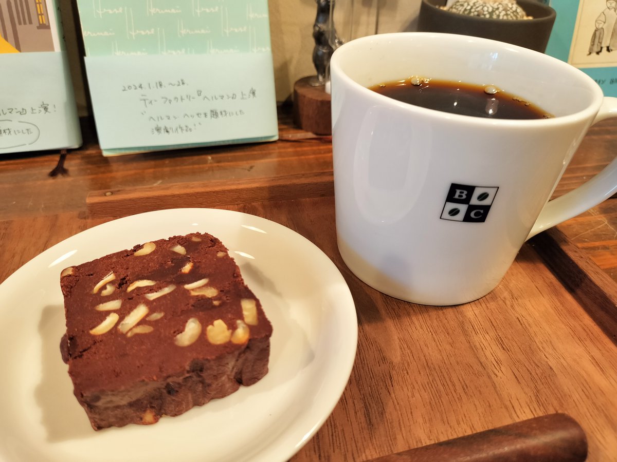 #コントが聞けるカフェ ◎Blackwell Coffee 店主自ら手焼き自家焙煎したこだわりの珈琲豆☕ 珈琲好きにはたまらない風味豊かな一杯です✨ #かが屋 #ジグザグジギー #パーパー #サスペンダーズ #徳原旅行 X→@blackwellcoffee Instagram→instagram.com/blackwell.coff… HP→blackwellcoffee.net