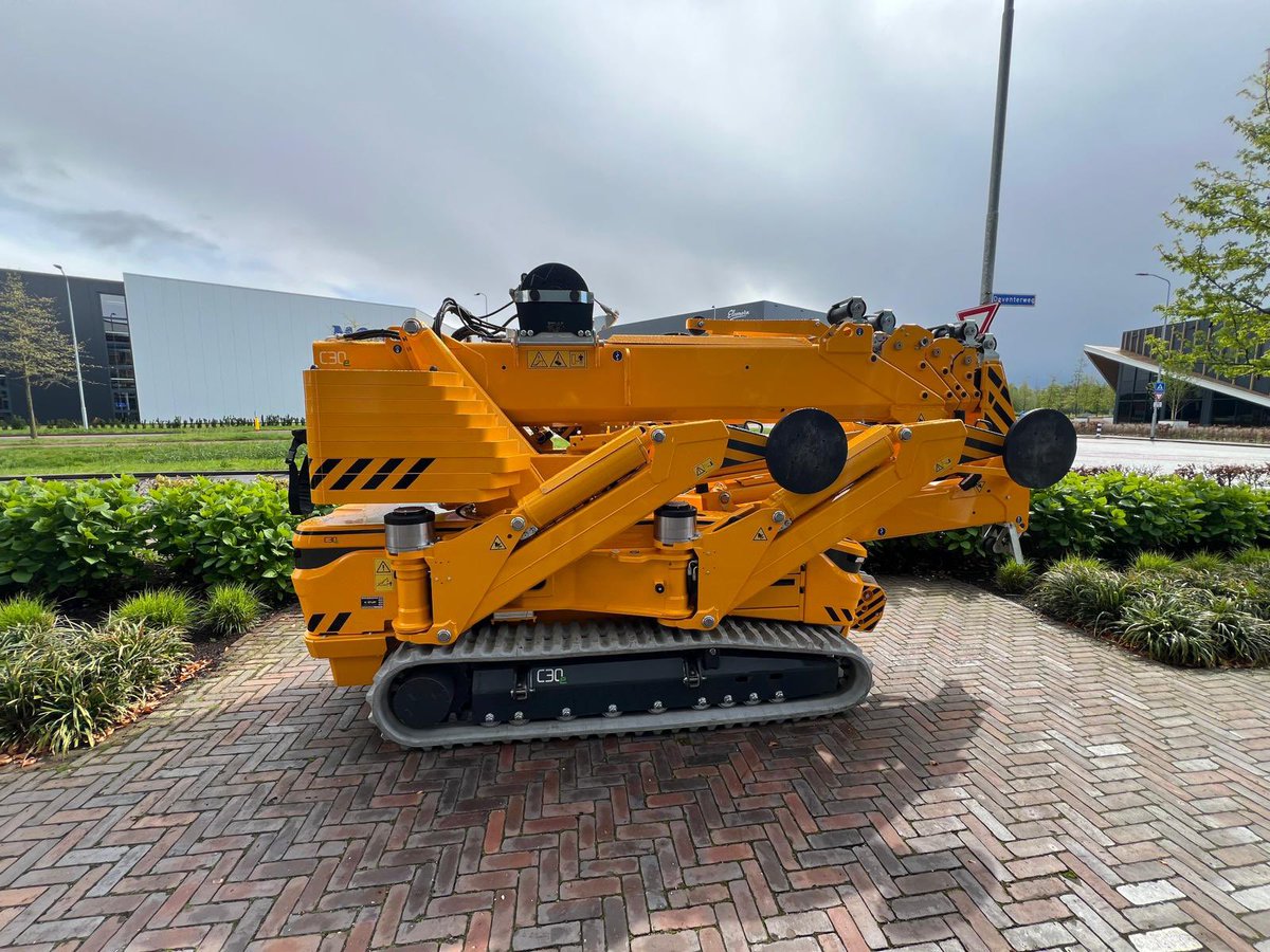 CraneCompact's tweet photo. Massive thanks to Wouter and Bart for inviting us over to #Hoeflon HQ in Holland. We thoroughly enjoyed our time in the factory, seeing the new site and meeting the team. Their hospitality was second to none.
#electric #spidercrane #zeroemissions #compactcrane #cranehire https://t.co/5Qni7S4XeI