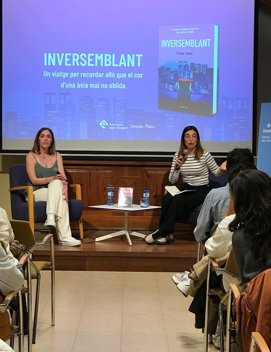 📚 #PrimaveraLiterària - 'Inversemblant' és la primera novel·la de la jove veïna santjustenca <a href="/paulavidalbooks/">Paula Vidal</a>, que ahir va presenar a #CanGinestar, en un acte acompanyada per la periodista i narradora Laia Flórez i la regidora de cultura Eva Miñarro <a href="/santjustcat/">santjustcat</a>.