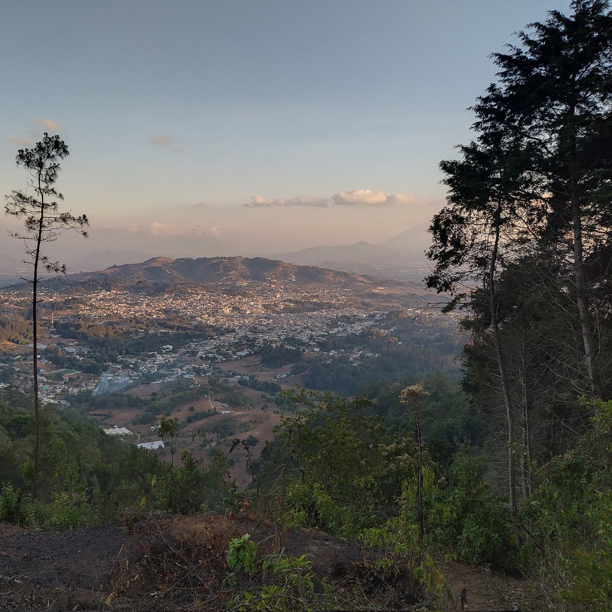 Hoy 19 de abril, a estás horas de la madrugada se está incendiando el Cerro Cupilaj en Comalapa 🥺. Fotografía tomada el lunes 15, que salí a correr traigo un sentimiento en el pecho 😭🥺.