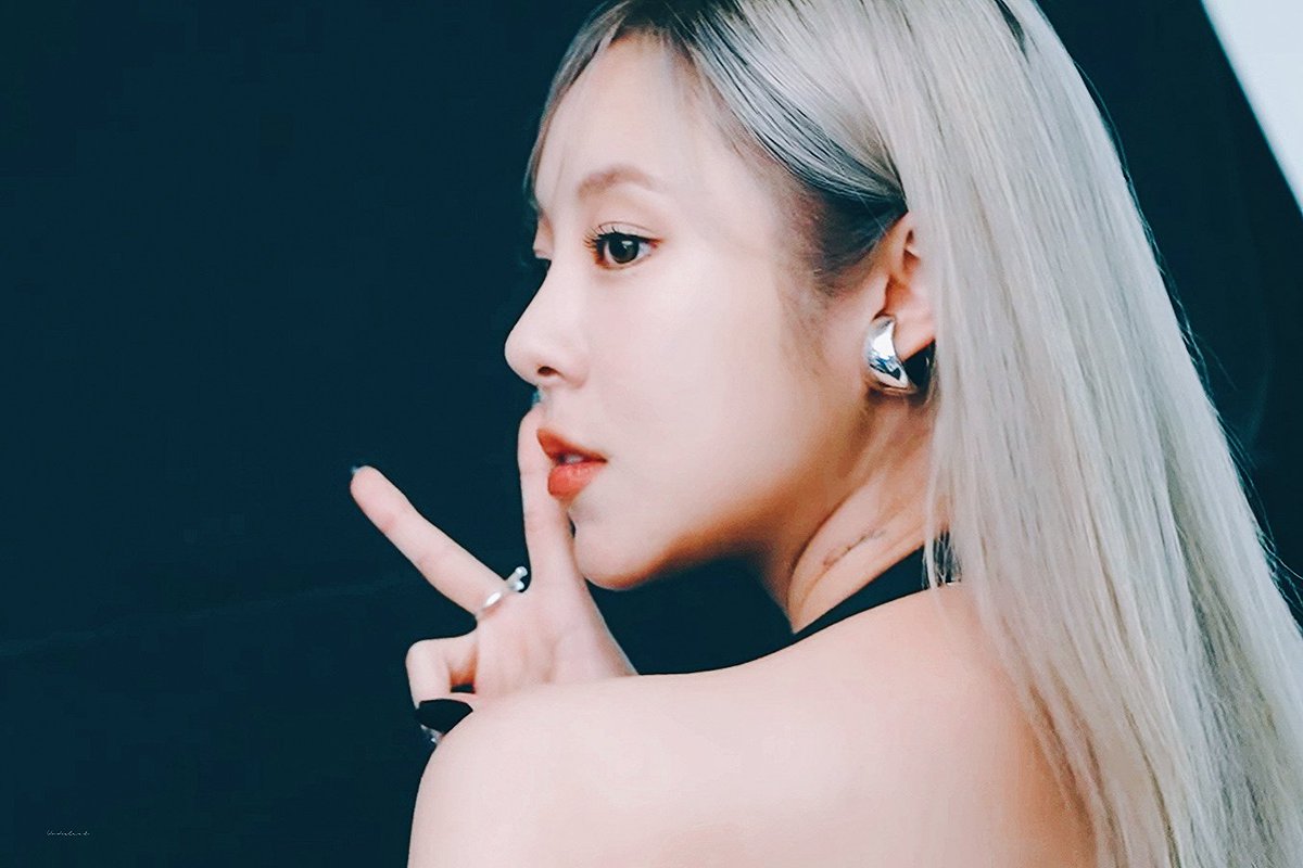 Wonderlust417's tweet photo. 🖤#휘인 https://t.co/QVsldlVsCY