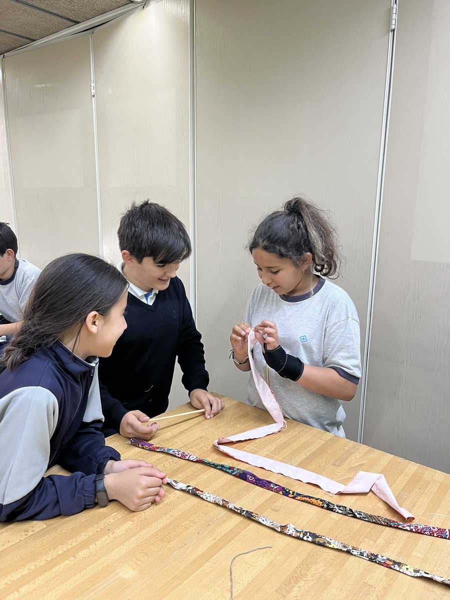 PrimNatzEsplu's tweet photo. 👁️! Ens estem endinsant alguns migdies al món de la costura 🧵🪡 per crear productes que vendrem el pròxim divendres 26 d’abril a la nostra Maker Shop! No us ho perdeu ‼️ #5èNews #6èOnline #AulaMaker https://t.co/8ObmxXM7F1