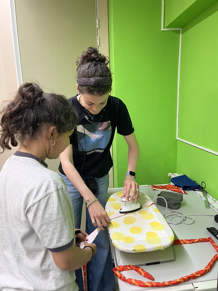PrimNatzEsplu's tweet photo. 👁️! Ens estem endinsant alguns migdies al món de la costura 🧵🪡 per crear productes que vendrem el pròxim divendres 26 d’abril a la nostra Maker Shop! No us ho perdeu ‼️ #5èNews #6èOnline #AulaMaker https://t.co/8ObmxXM7F1