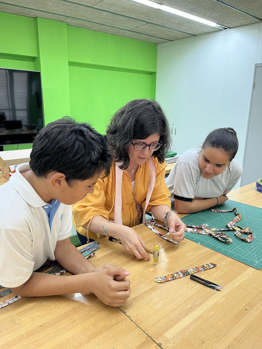 PrimNatzEsplu's tweet photo. 👁️! Ens estem endinsant alguns migdies al món de la costura 🧵🪡 per crear productes que vendrem el pròxim divendres 26 d’abril a la nostra Maker Shop! No us ho perdeu ‼️ #5èNews #6èOnline #AulaMaker https://t.co/8ObmxXM7F1